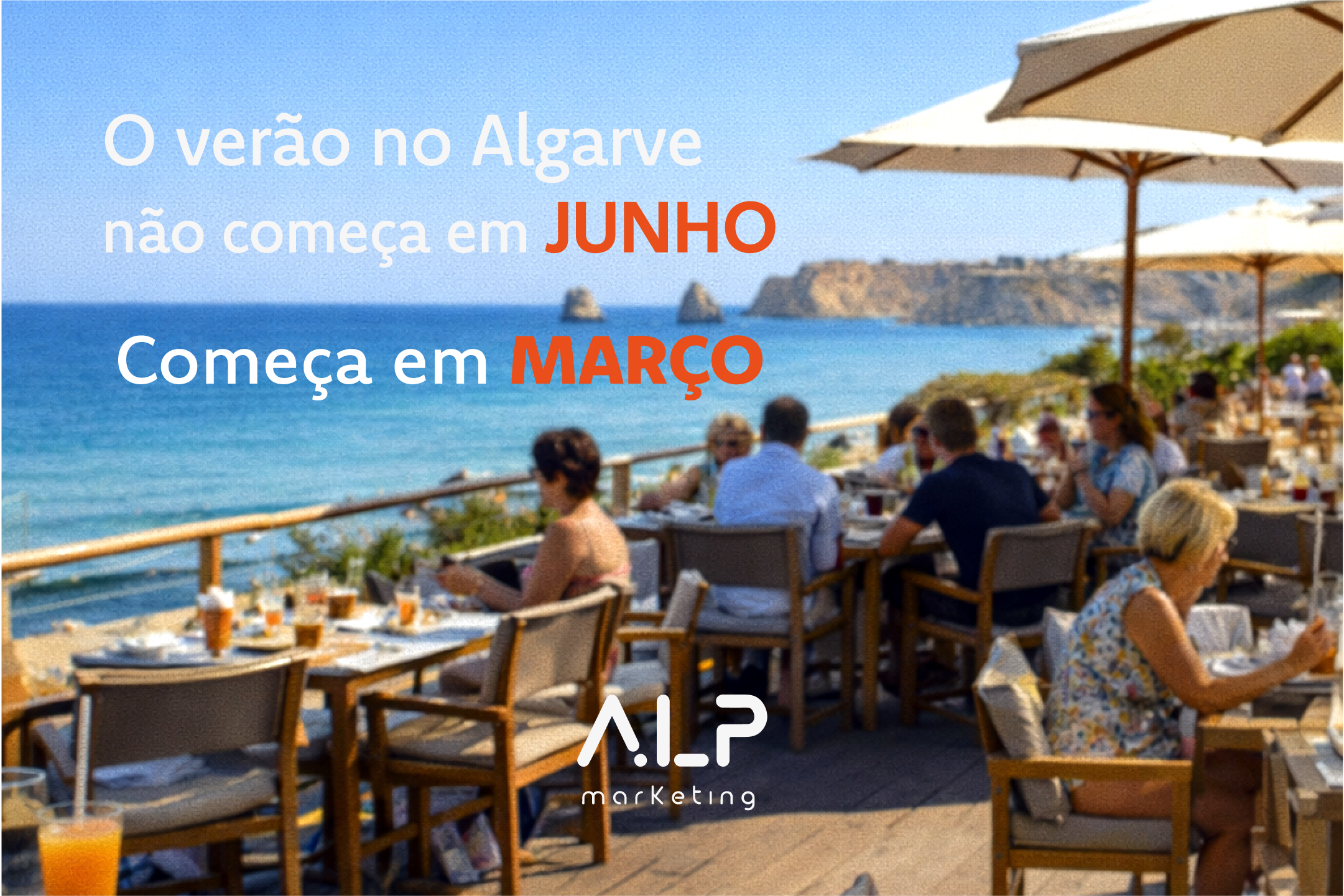 Terraço de restaurante no Algarve preparado para o serviço com mesas organizadas e vista para o mar