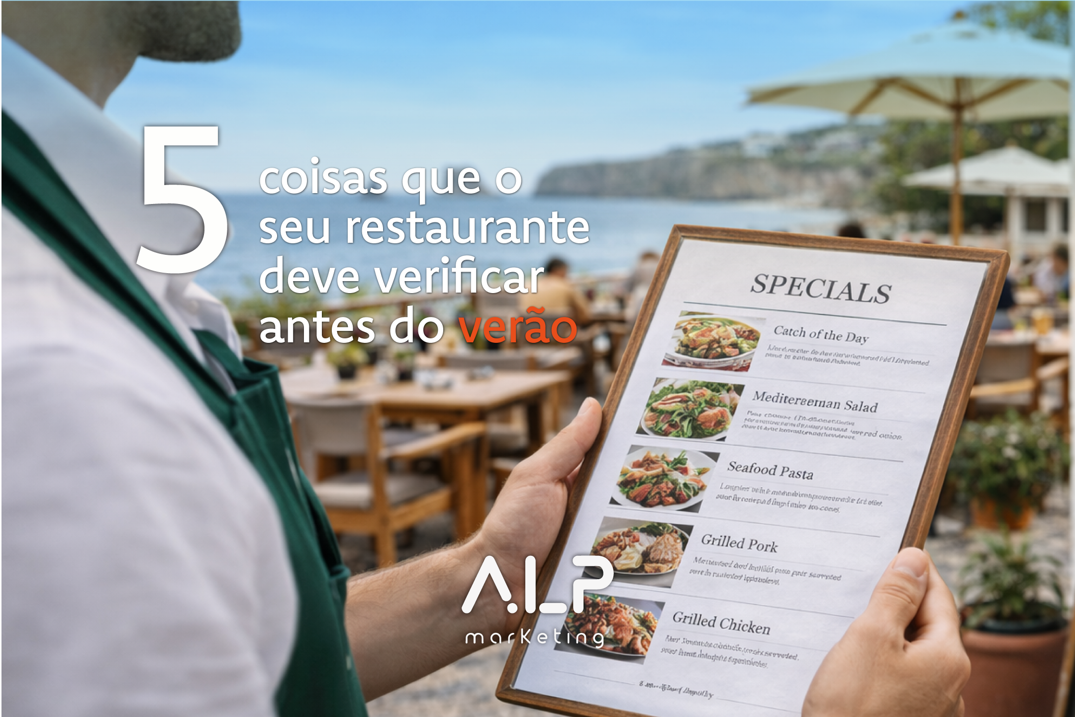Colaborador de restaurante a rever um menu numa esplanada no Algarve, representando a preparação do restaurante para a época alta.
