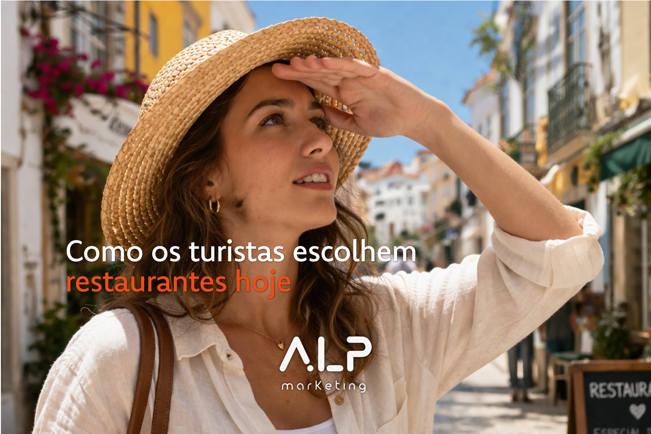 Turista a caminhar numa rua do Algarve a escolher restaurante com base em pesquisa e presença digital