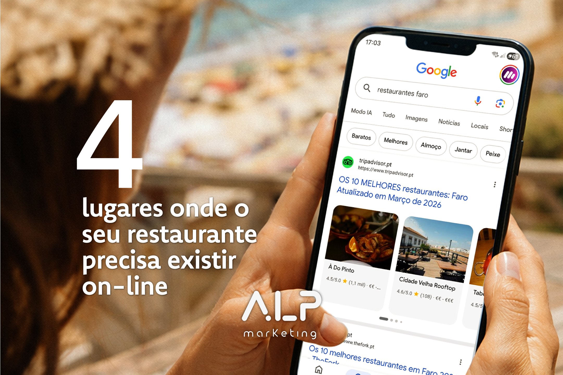 Turista a pesquisar restaurantes no telemóvel com resultados do Google, representando a escolha digital de restaurantes antes de chegar ao Algarve.