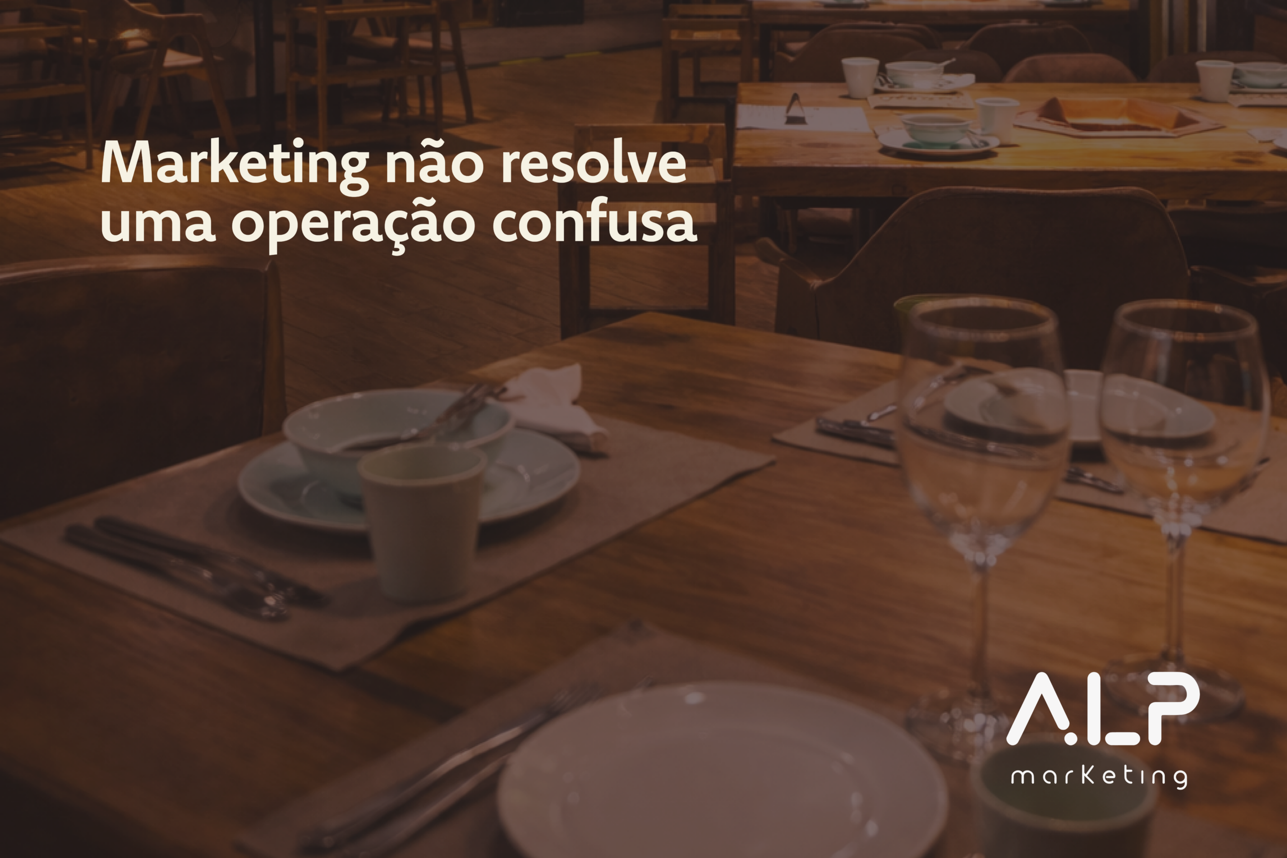 Sala de restaurante com mesas preparadas e ambiente pouco iluminado, representando a importância de organizar a operação antes de atrair mais clientes.