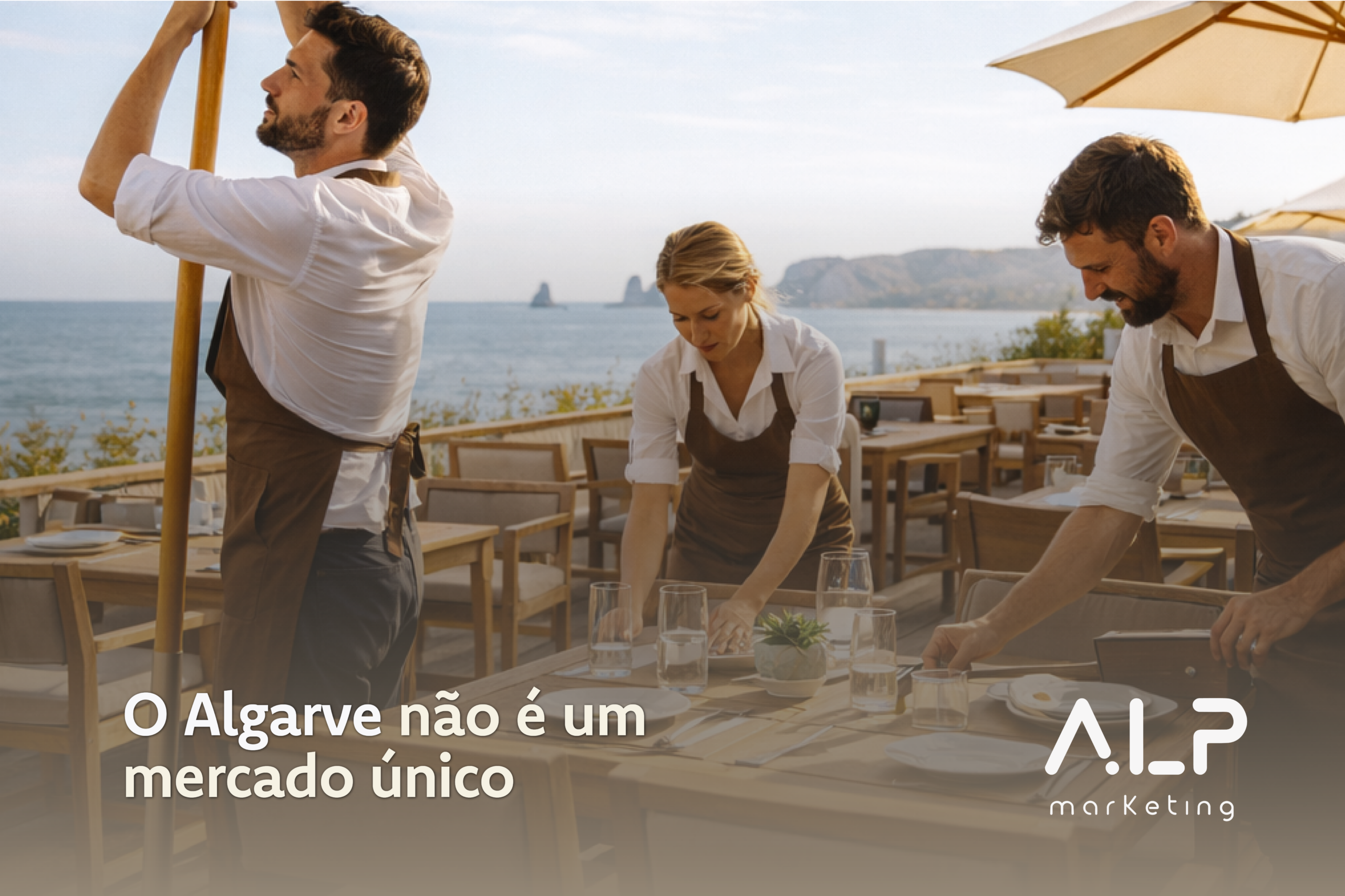 Equipa de restaurante a preparar uma esplanada com vista para o mar no Algarve, representando os diferentes ritmos dos negócios locais na região.