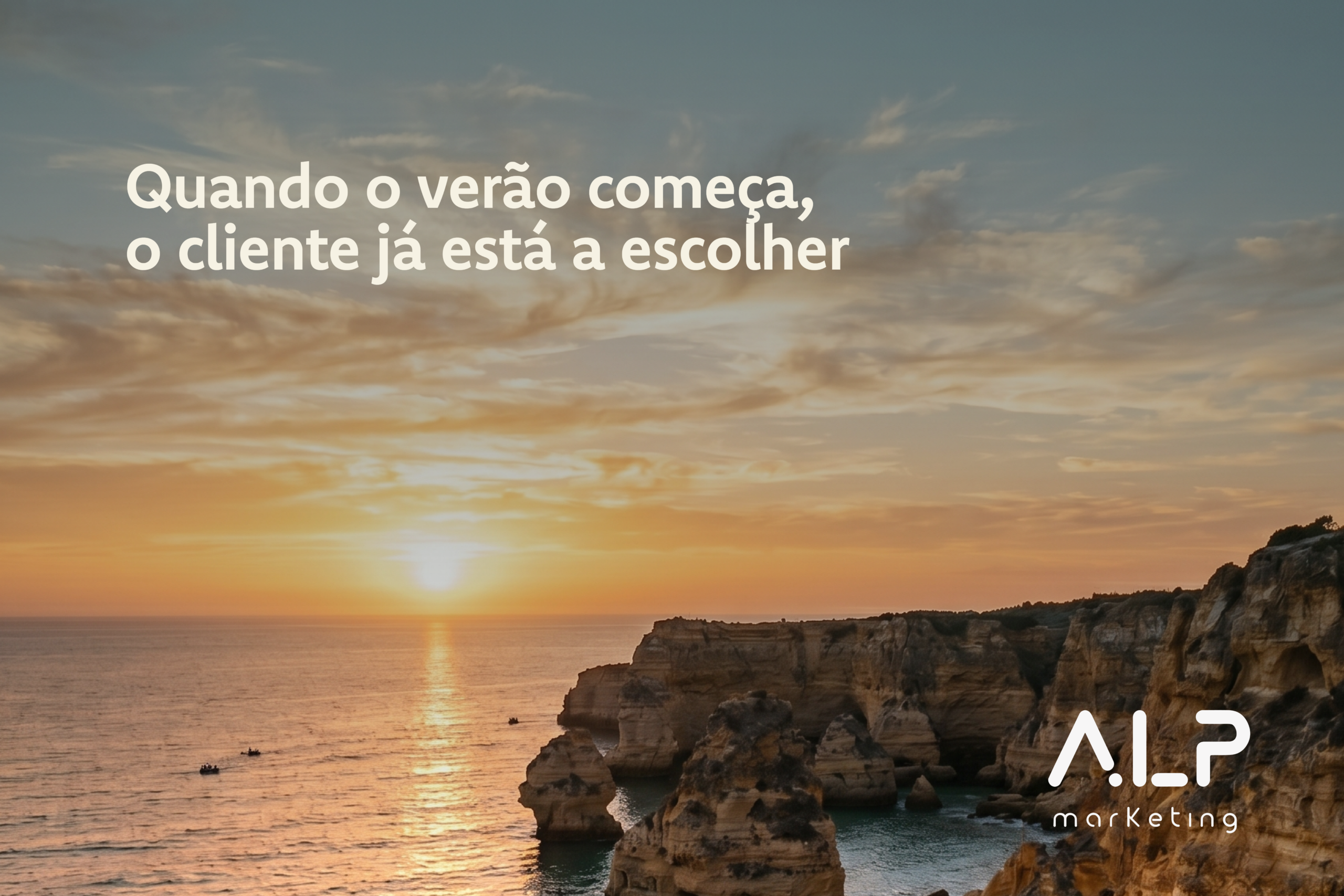 Pôr do sol sobre falésias e praia no Algarve, representando o momento em que turistas e residentes começam a escolher restaurantes, alojamentos e experiências para o verão.