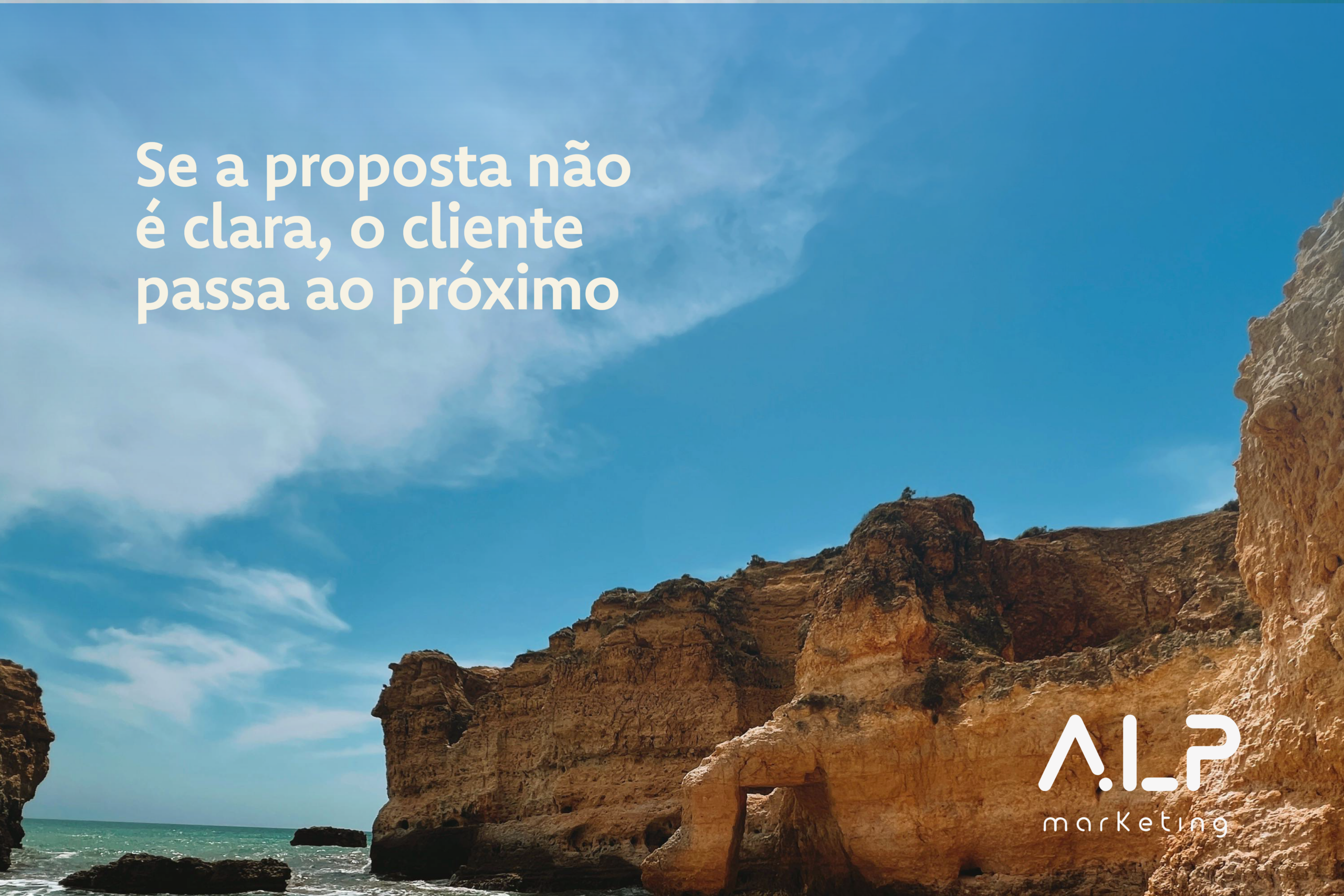 Praia com falésias no Algarve e texto sobre clareza da proposta, representando a importância de uma comunicação simples para negócios locais durante a época alta.
