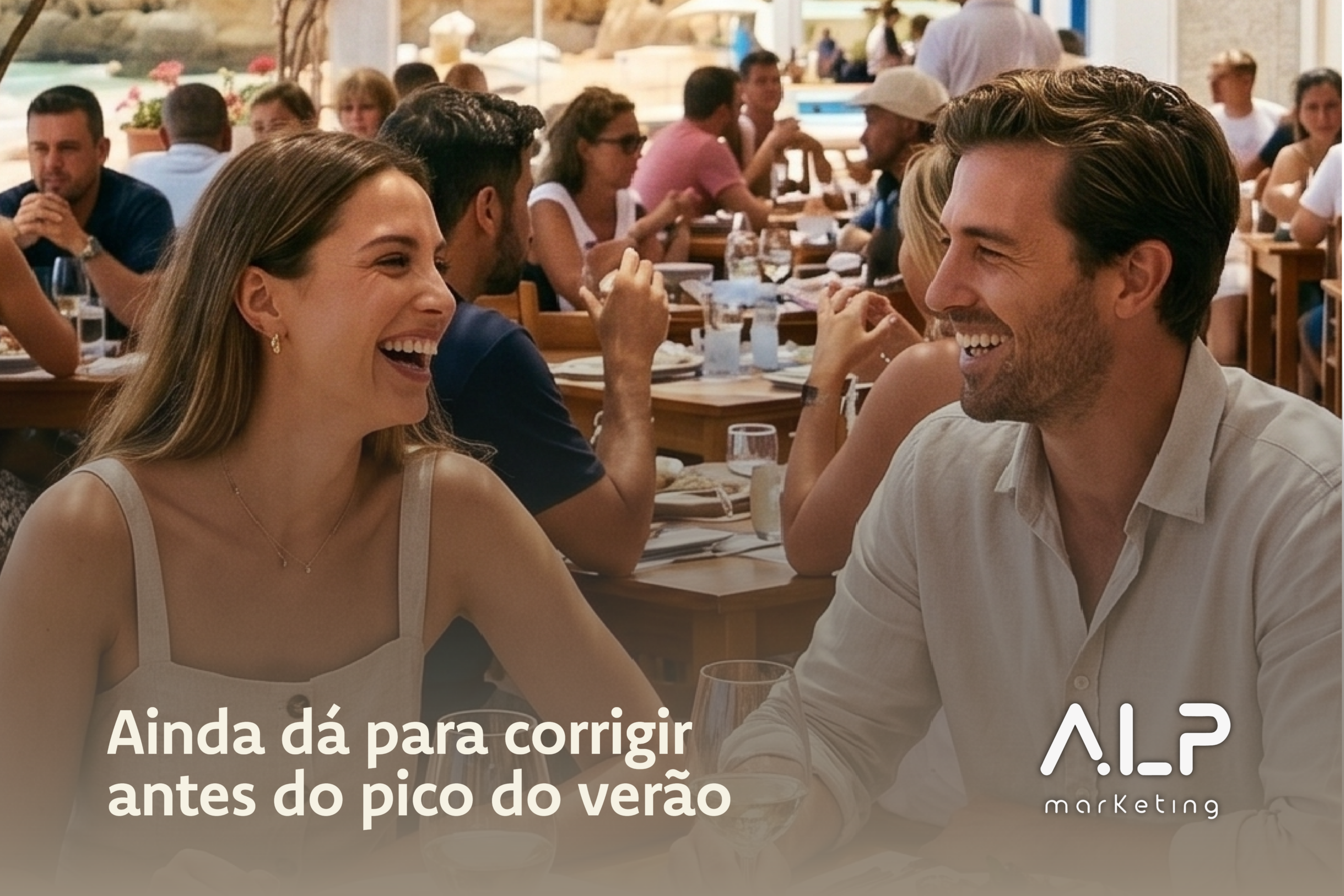 Clientes numa esplanada de restaurante no Algarve com a mensagem “Ainda dá para corrigir antes do pico do verão”.