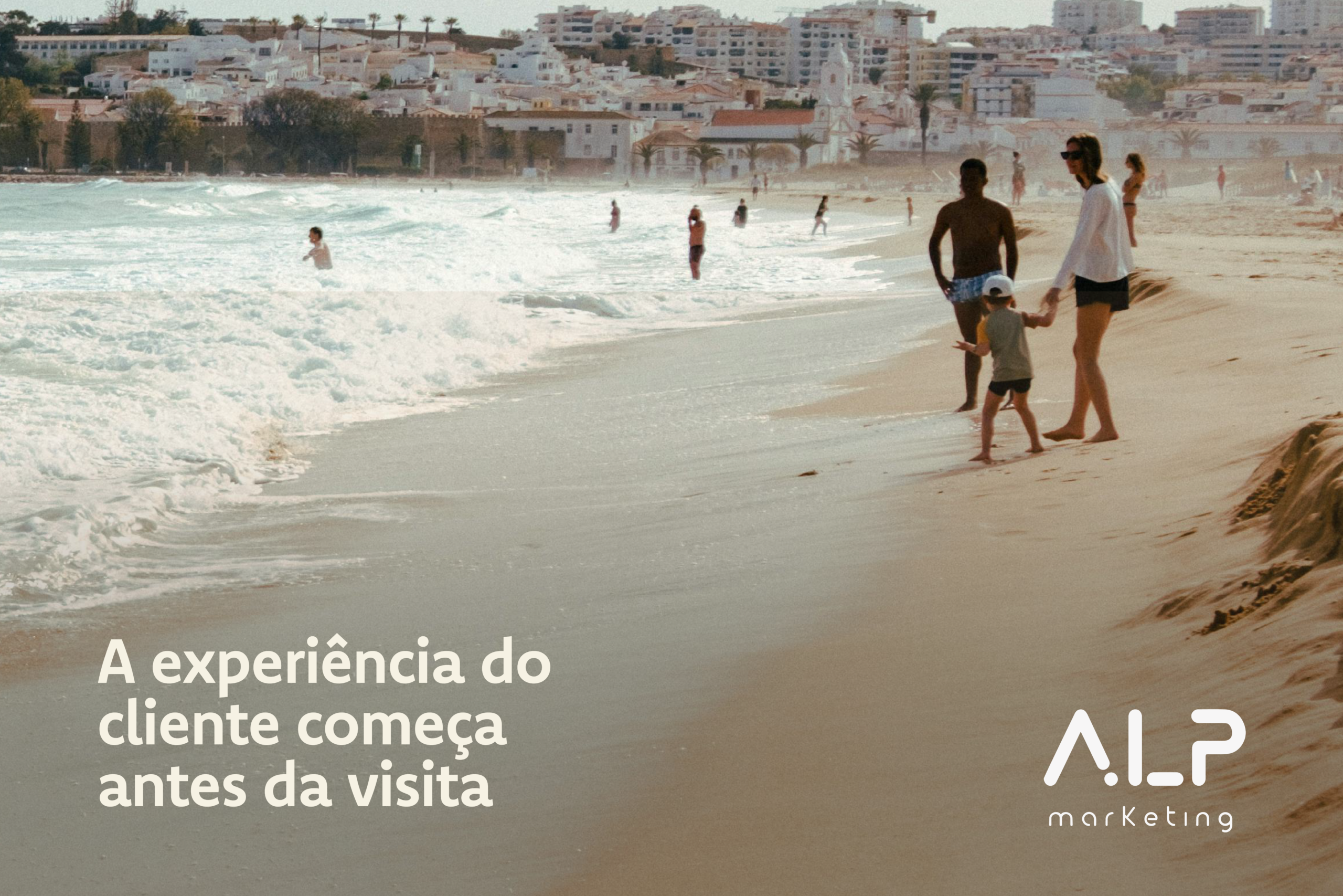 Imagem de praia no Algarve com mensagem sobre a experiência do cliente começar antes da visita, associada a marketing local para restaurantes, alojamentos e negócios turísticos.
