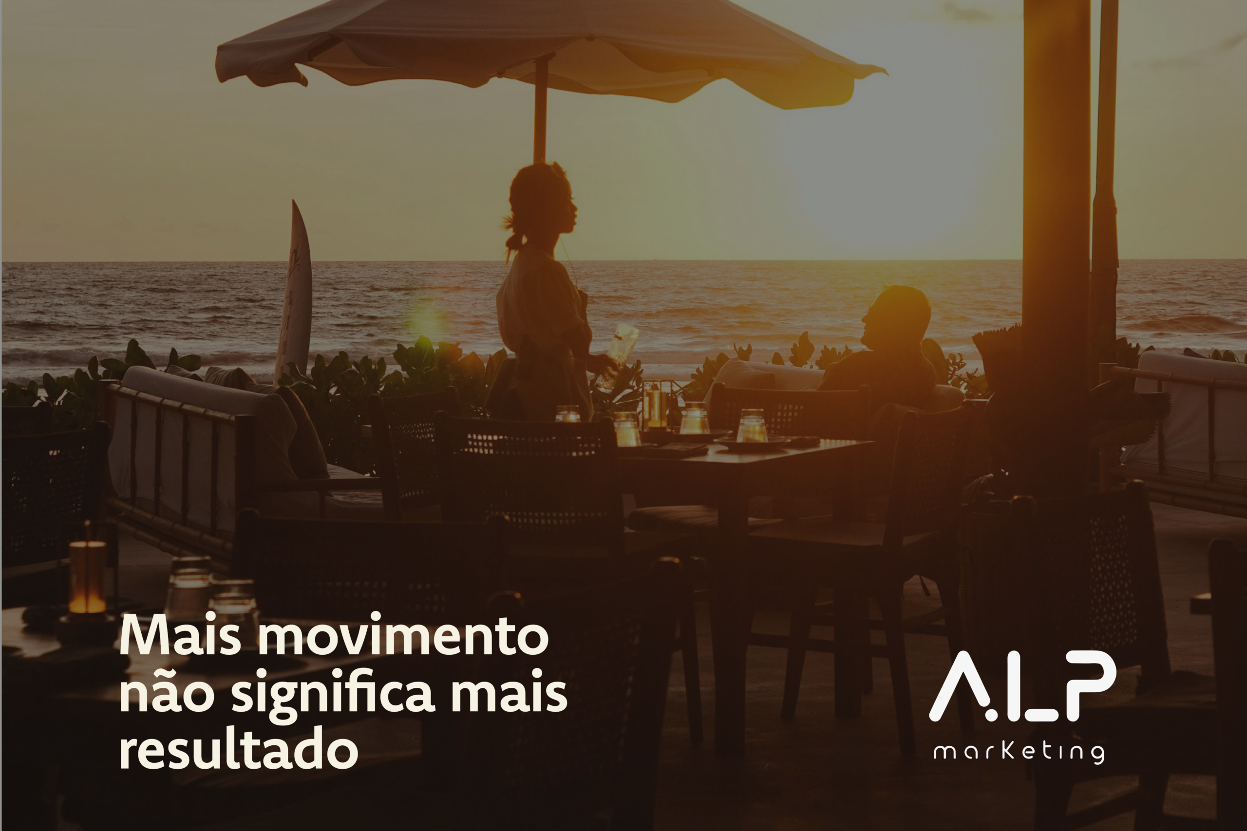Restaurante junto ao mar ao pôr do sol com a frase Mais movimento não significa mais resultado.
